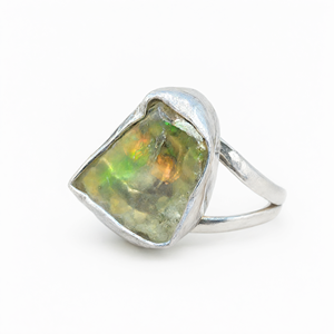 Anillo de Ópalo Etíope en Bruto con Piedra Única - Una Fascinante Fusión de Naturaleza y Artesanía - Product Image 2