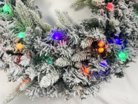 Guirlande artificielle floquée avec lumières LED multicolores - Décoration de porte de Noël enneigée, guirlande festive pour la décoration de la maison pendant les fêtes