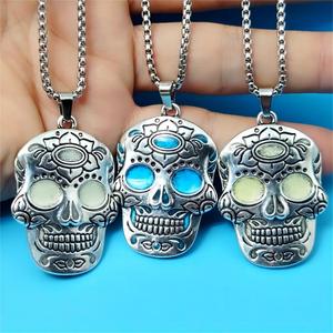 Collier pendentif crâne en sucre phosphorescent pour le Jour des Morts mexicain, style Hip Hop pour hommes, vente en gros - Product Image 3