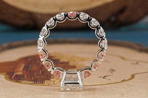 Bague solitaire élégante et éclatante avec tige style éternité, diamants ronds roses gradués, bijoux faits main, étincelants et intemporels - Product Image 4