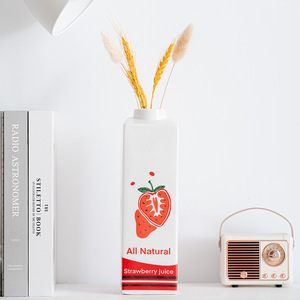Vente chaude Nordique fraise <span class=keywords><strong>lait</strong></span> <span class=keywords><strong>bouteille</strong></span> Forme <span class=keywords><strong>vase</strong></span> en céramique <span class=keywords><strong>vase</strong></span> à fleurs pour la décoration <span class=keywords><strong>de</strong></span> la maison - Product Image 2
