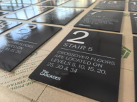 Panneau de porte gaufré en acrylique UV haut de gamme, personnalisation en gros directe usine pour hôtels, bureaux, villas et communautés
