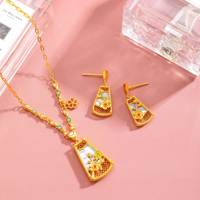 Ensemble de bijoux fins au design floral de fleur de pêcher classique diamants en or avec incrustation de nacre marque de créateur indépendante