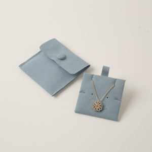 Pochette à bijoux personnalisée en gros avec logo, en velours microfibre, avec bouton-pression, gaufrée, avec insert/support pour carte - Product Image 2