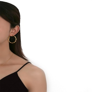 Boucles d'oreilles créoles torsadées simples en acier inoxydable plaqué or 25mm 40mm pour femmes, bijoux de mode en gros - Product Image 6