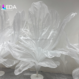 LEDA Centre de table de mariage moderne fait main, fleur artificielle géante en organza de soie blanche, accessoires de photographie décoratifs - Product Image 2