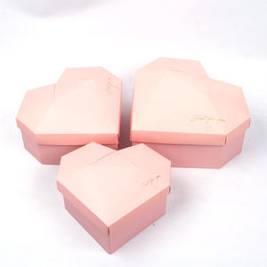 Juego de caja de flores en forma de corazón especial tridimensional Embalaje de piel de tres piezas para flores Cubo de abrazo Caja de regalo Caja de recuerdo - Product Image 1