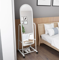 Miroir sur pied arqué mobile avec roulettes, idéal pour les salons et les chambres.