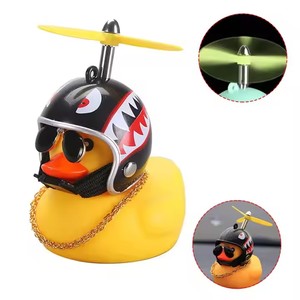 Ornements de voiture mignons : Canard jaune, libellule en <span class=keywords><strong>bambou</strong></span>, cloche, klaxon avec casque pour moto, vélo et décoration automobile - Product Image 1