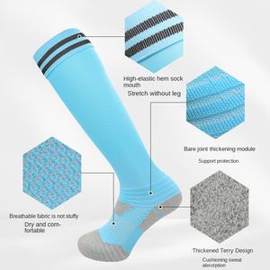 جوارب كرة قدم طويلة للرجال مضادة للانزلاق وماصة للعرق بتصميم مخطط وسعر المصنع - Product Image 2