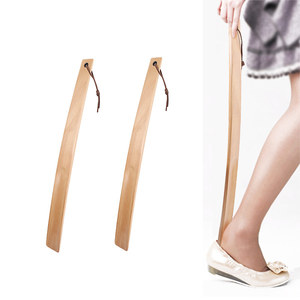 Calzascarpe in legno di faggio con manico curvo lungo, corda per appendere, senza piegare, per casa e viaggio, ausilio quotidiano per indossare le scarpe - Product Image 1