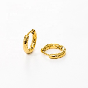 <span class=keywords><strong>Orecchini</strong></span> a <span class=keywords><strong>Cerchio</strong></span> Martellati Sottili in Acciaio Inossidabile Placcato <span class=keywords><strong>Oro</strong></span> 18K all'Ingrosso per Donna - Product Image 6