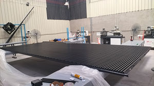 <span class=keywords><strong>Puerta</strong></span> de <span class=keywords><strong>garaje</strong></span> automática de aluminio negro moderno listón de montaje empotrado australiano con <span class=keywords><strong>motor</strong></span> de rejilla precio al por mayor para villas - Product Image 4