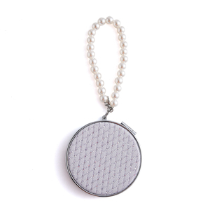 Miroir pliable rond recouvert de tissu avec chaîne en fausses perles, mini miroir de maquillage portable de poche, logo personnalisé - Product Image 1