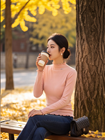 Pull-over élégant en maille à col montant couleur pêche pour femme, à manches longues, avec volants et détail nœud, idéal pour l'hiver, le bureau ou les rendez-vous.