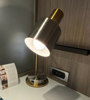 Lampe de bureau d'hôtel moderne et écologique avec abat-jour en métal, alimentation CA, base E26, éclairage LED protecteur pour les yeux