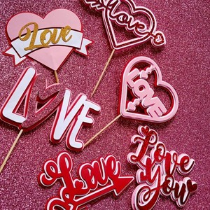 ท็อปเปอร์เค้กวันวาเลนไทน์อะคริลิค รูปน้ำผึ้งและหวานๆ ตกแต่งรูปหัวใจสำหรับเค้ก - Product Image 1