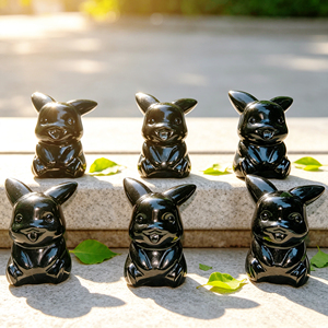 Statuette Pokémon all'ingrosso da 7,5 cm: Sculture in cristallo di ossidiana nera naturale di <span class=keywords><strong>Pikachu</strong></span> per decorazioni da scrivania - Product Image 1