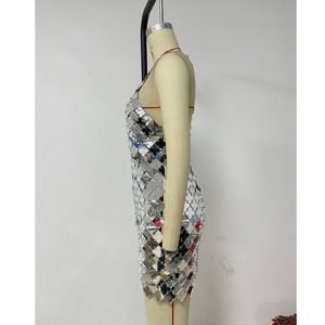 Robes de soirée sexy sans manches et dos nu pour femmes, en or, avec chaîne de mailles carrées argentées, mini-robe à bretelles - Product Image 4