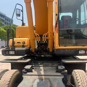 Excavatrice sur pneus Hyundai 210W-9 d'occasion, faible nombre d'heures de fonctionnement, pour travaux routiers municipaux. - Product Image 4