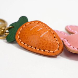 Porte-clés et breloque de sac en cuir véritable coloré, motif lapin et carotte, fait main, en cuir de vachette pleine fleur tanné végétal, pour voiture - Product Image 2