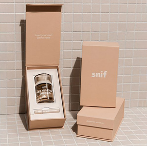 Scatola Regalo Magnetica di Lusso in Cartone Rigido Personalizzata con Logo per Cosmetici e Profumi - Product Image 1
