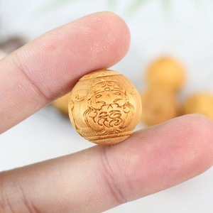 Perles en bois de cyprès rondes de 18 mm pour la fabrication de bracelets, sculptées avec des motifs de fortune, de longévité et de prospérité - Product Image 2