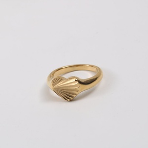 Anillo de Amor Minimalista de Diseñador, Chapado en Oro de 18K, Anillo de Corazón de Acero Inoxidable - Product Image 2