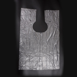 Capa/poncho desechable para teñir el cabello (plástico PE) - venta al por mayor de suministros y herramientas para el peinado, 60*90mm, empaquetado individualmente. - Product Image 3