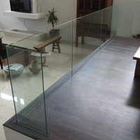 Système de balustrade moderne en acier inoxydable et verre avec panneaux transparents résistants à l'eau pour escalier de villa et zone de balcon