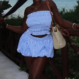 ชุดเซ็ต 2 ชิ้น เสื้อครอปสายเดี่ยวลายทางเข้ารูปเอว พร้อมกระโปรงทรงพอง แฟชั่นสำหรับผู้หญิง คอลเลคชั่นใหม่ประจำฤดูใบไม้ร่วง - Product Image 2