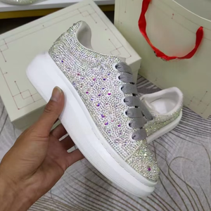 Chaussures de luxe de créateur pour hommes, baskets basses décontractées rétro à plateforme, style Pâques et Saint-Valentin, et chaussures basses pour femmes entièrement ornées de diamants - Product Image 3