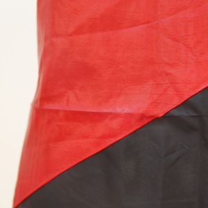 Capa de peluquería negra y roja, material textil antiadherente para el cabello, para uso en salón - Product Image 1