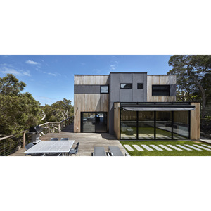 Villa moderna de madera con paredes de vidrio y espacio exterior para estar al aire libre - Product Image 1