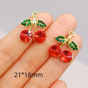 จี้ผลไม้ DIY อุปกรณ์ตกแต่งแบบแขวนเดี่ยว รูปทรงสามมิติ เชอร์รี่ สตรอว์เบอร์รี่ สีแดง หยดน้ำมัน โลหะผสม จี้ห้อยกระเป๋า - Product Image 2