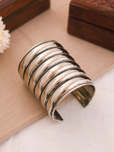 Bracelet manchette moderne plaqué argent pour femme, ajustable, ouvert, élégant, bijou de créateur, idéal pour les soirées, cadeau - Product Image 4