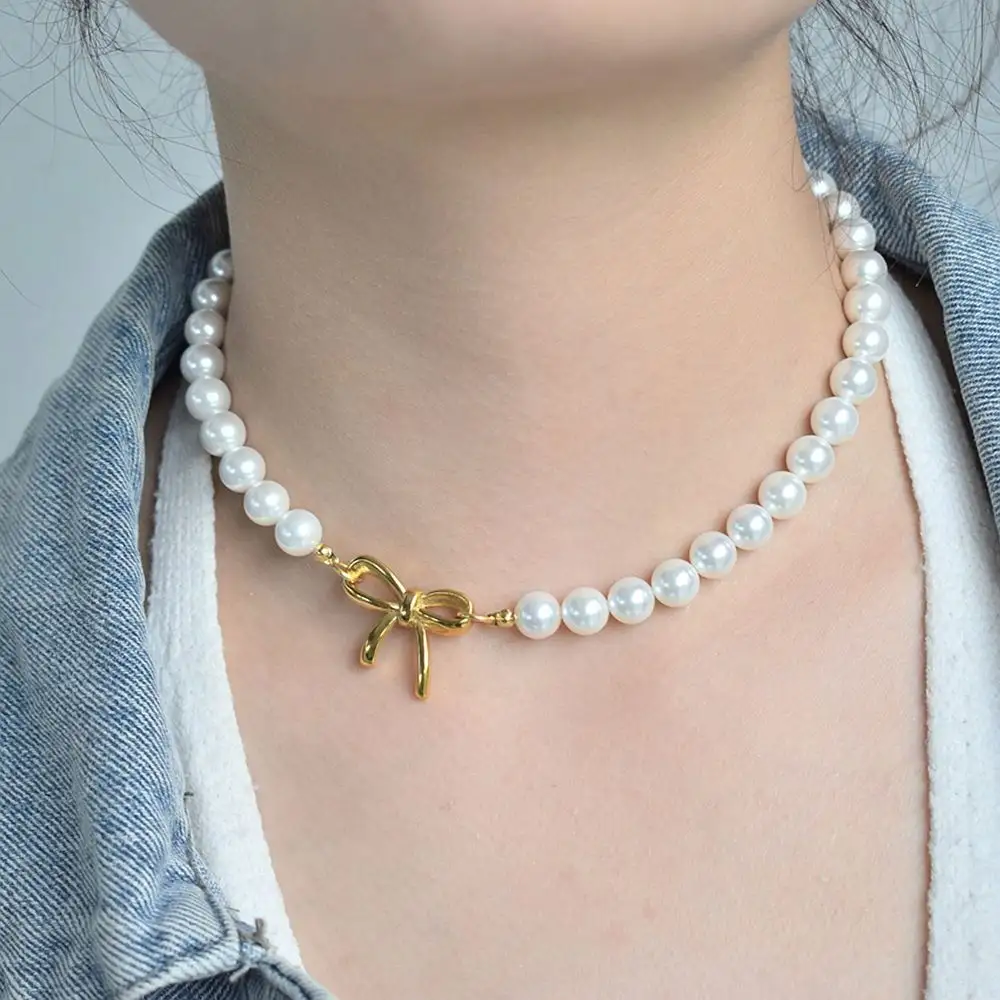Collier de perles rondes dernier modèle Collier ras du cou en perles de coquillages Collier à breloques en acier inoxydable avec nœud papillon pour femmes
