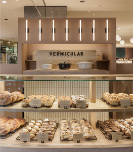 Vetrina curva in legno chiaro per panificio | Base scanalata e vetrina in vetro | Arredo minimalista per panifici <span class=keywords><strong>artigianali</strong></span> - Product Image 2