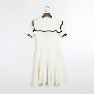 Vestido <span class=keywords><strong>de</strong></span> punto <span class=keywords><strong>de</strong></span> manga corta con cuello marinero, a rayas blancas y negras, con cola <span class=keywords><strong>de</strong></span> pez, hebilla dorada y cuatro bolsillos, falda larga, venta al por mayor. - Product Image 3
