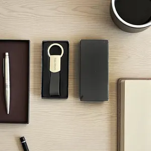 Porte-clés en cuir KeyMark avec gravure laser métallique et détails élégants - Product Image 2