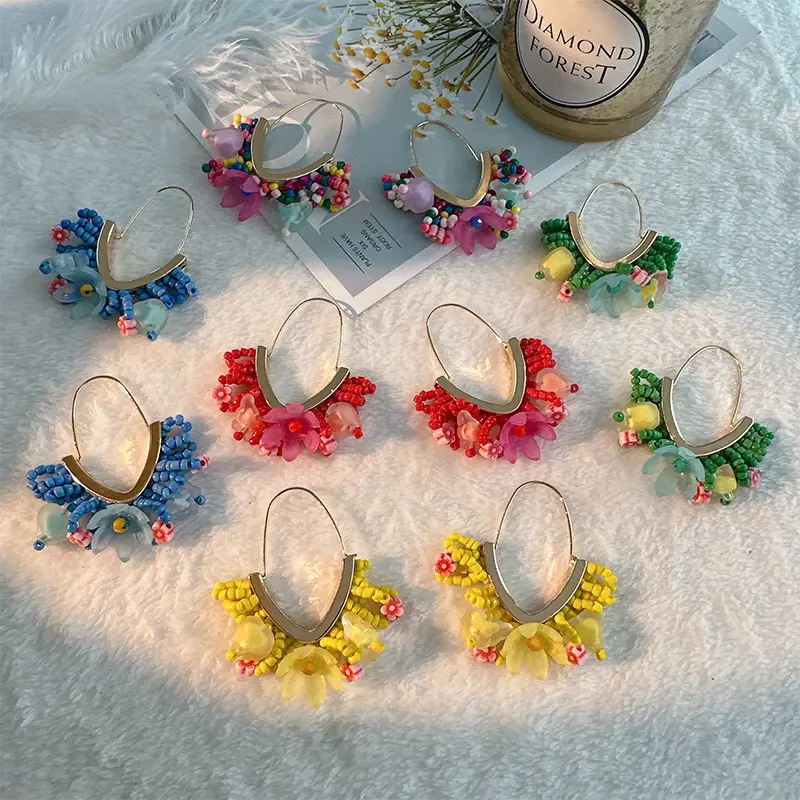 YICAI Fashion Jewelry Flower Charm Statement orecchino orecchino con fibbia a forma di fiore a forma di V in resina acrilica intrecciata a mano