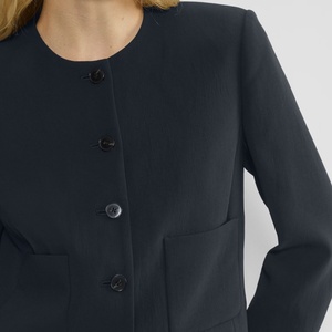 Blazer ligero y transpirable personalizable para mujer con decoración de botones Patrón sólido Tejido corto tejido con bolsillos - Product Image 4