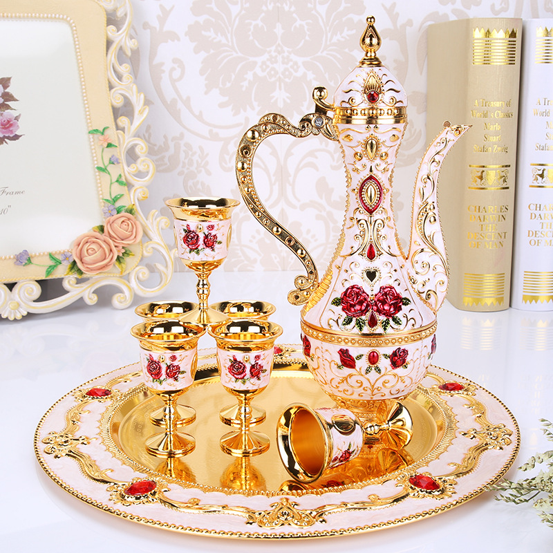 กุหลาบทอง กุหลาบขาว และกุหลาบแดง