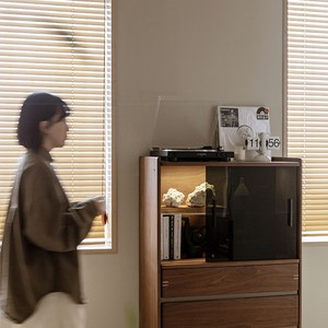 Commode à cinq tiroirs en bois de noyer noir, style japonais, pour salon et chambre à coucher, avec éclairage intégré - Product Image 2