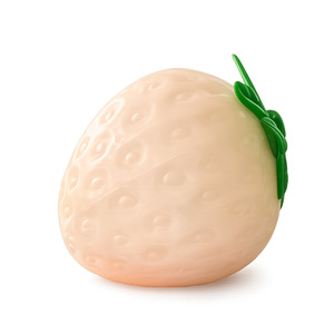 Jouet anti-stress souple et sensoriel en forme de fraise changeant de couleur aux UV pour garçons et adultes - Product Image 5