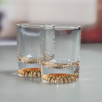 Verre à liqueur en cristal fait main de luxe tireur de saké moderne avec couleur dorée 2oz pour la Saint-Valentin Noël Nouvel An