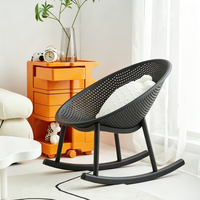 Chaise latérale en plastique PP à lattes verticales respirantes, surface durable, pieds antidérapants pour cafés, bistrots et espaces extérieurs