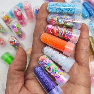 Bagliore in lustrini scintillanti scuri e paillettes fiocchi di neve di plastica piume pipistrelli uccelli in varie forme di colori e dimensioni - Product Image 3