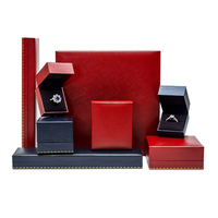 Coffret cadeau de bijoux en similicuir personnalisé avec fermeture magnétique et insert en velours pour emballage de boutique