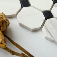 Murs extérieurs d'hôtel, style rustique, design poli brillant, noir et blanc naturel, mosaïque géométrique moderne en marbre.